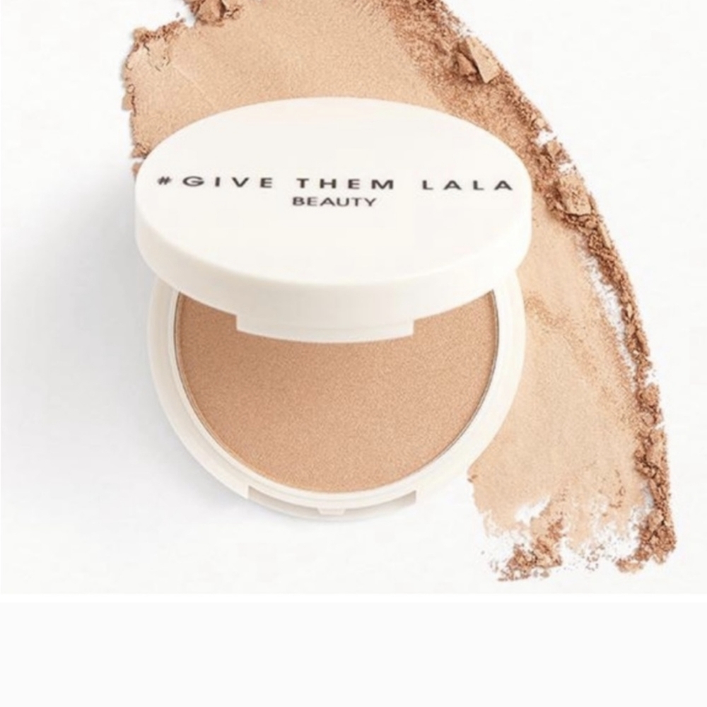 GIVE THEM LALA BEAUTY Pressed Highlighter in Showstopper